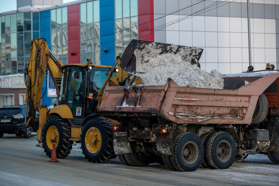 Souffleuse à neige sur rue urbaine en hiver